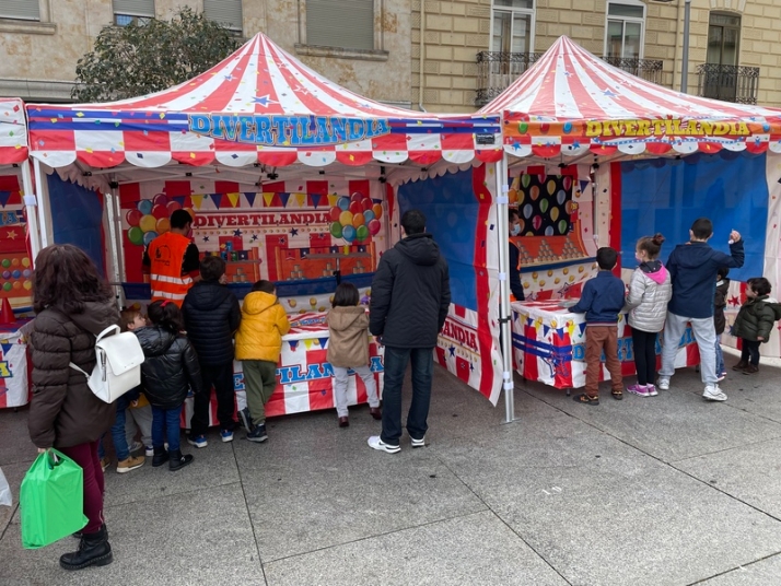 Los ni&ntilde;os de Guijuelo se suben al Tren de Navidad